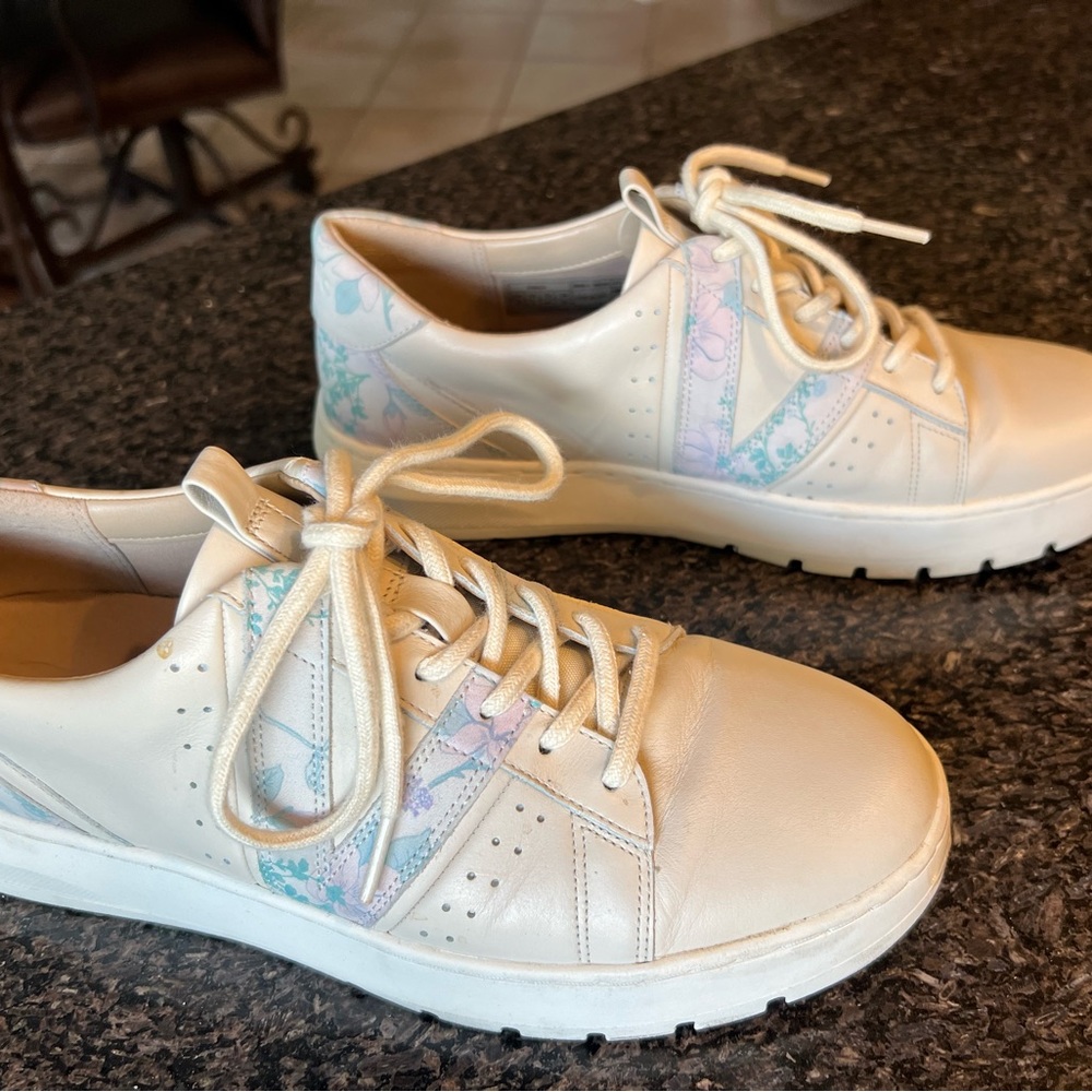 Vionic shoes - Picture 2 of 5